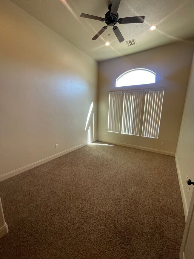 Building Photo - Great home and Pet Friendly!!  ADA tub/shower
