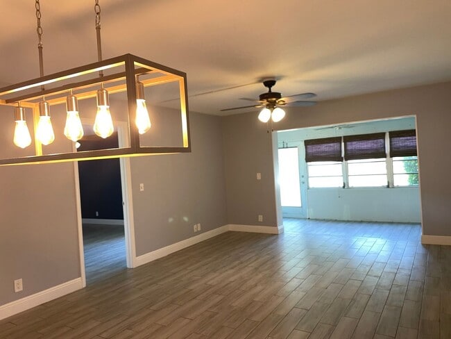 Building Photo - Beautifully renovated! 2 Bed, 2 Bath corne...