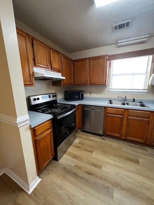 Building Photo - 695 Lloyd St