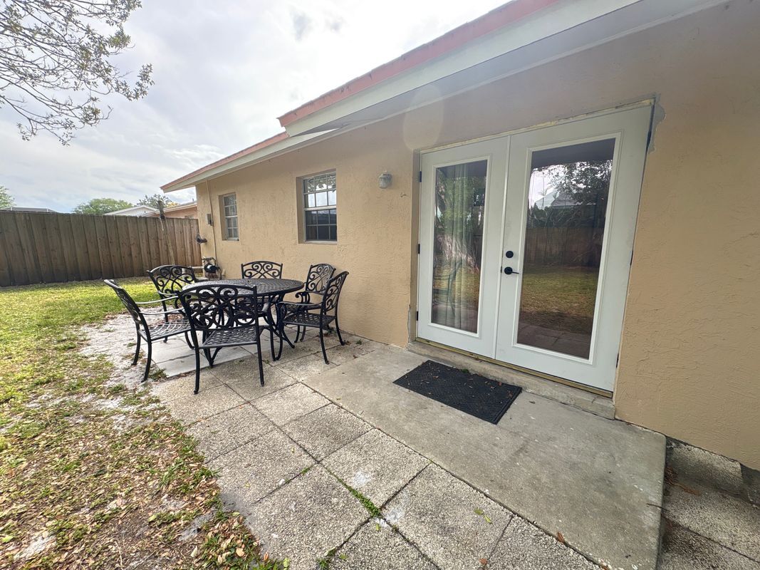 Building Photo - 2147 Sandalwood Dr