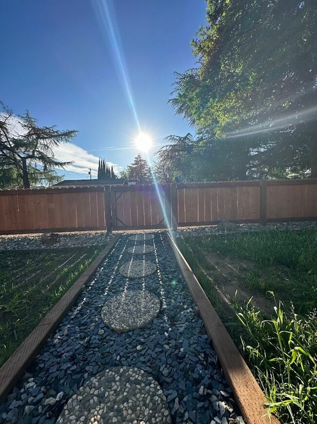 Building Photo - Charming One Bedroom in the Heart of Red Bluff! Pet Friendly!