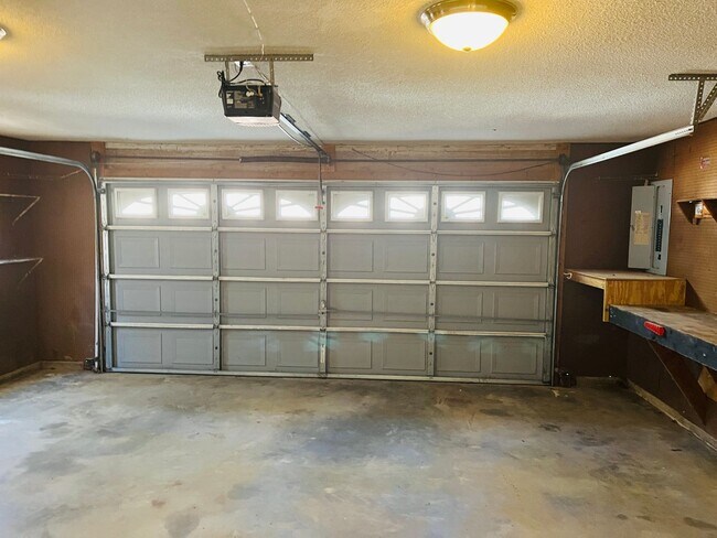 Building Photo - Wow! Northgate district! 3 bed, 2 bath, ra...