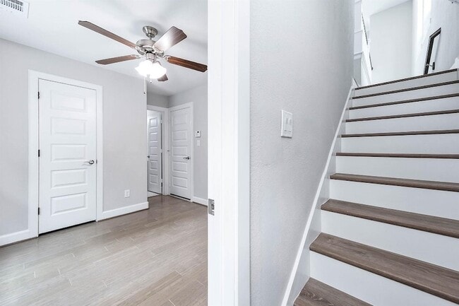 Building Photo - 2022 Groveland Glen Dr