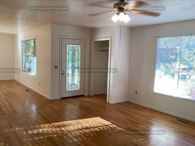 Building Photo - Spacious & cheerfully bright large single-...