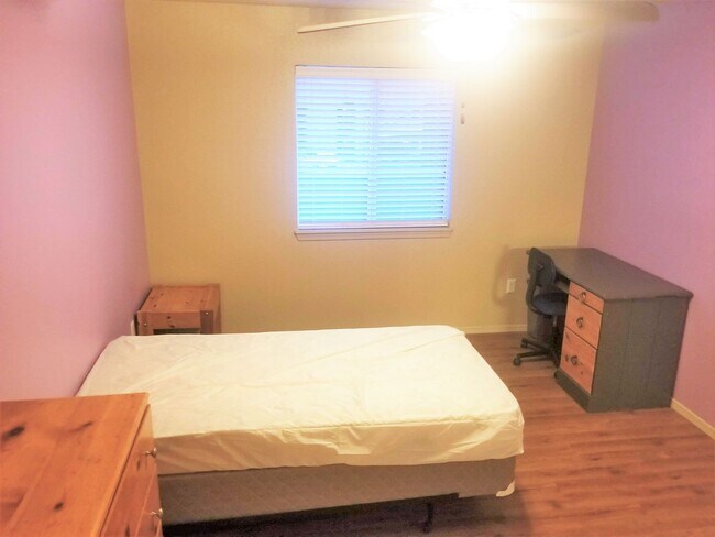 Building Photo - 2bd/2ba West-Flagstaff Condo -End-Unit - N...