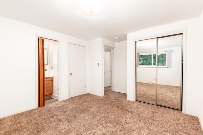 Building Photo - Vintage 5 bed Home in Green Mountain Estat...