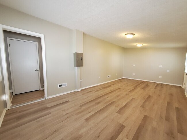 Building Photo - 3760 Ardath Rd