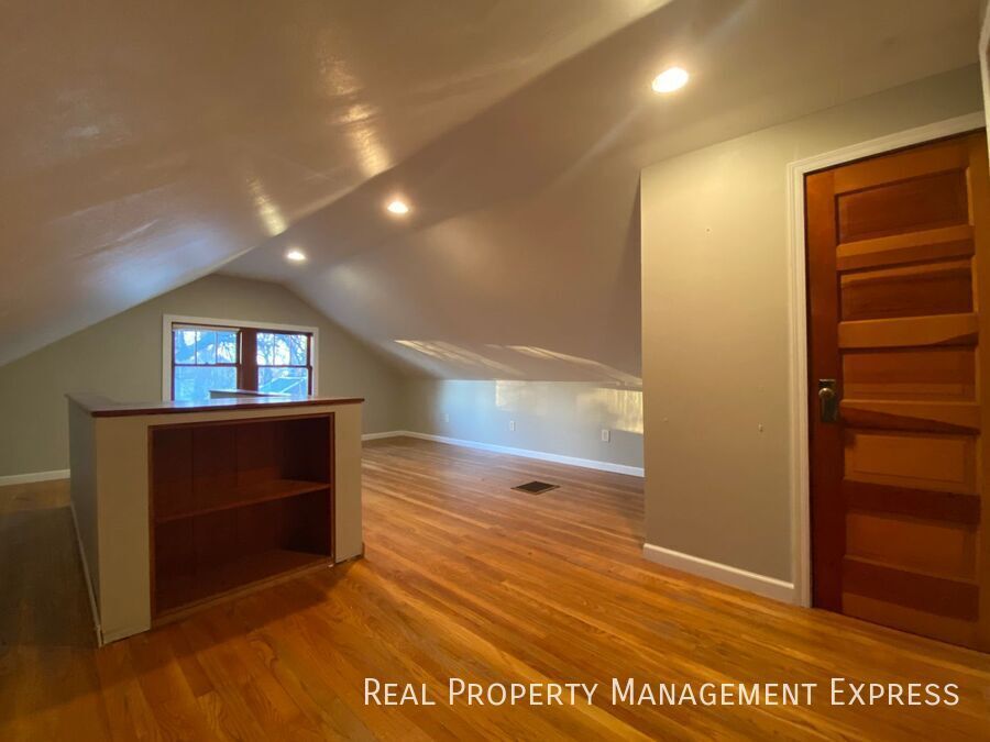Building Photo - Gorgeous 4 bed 1 bath home