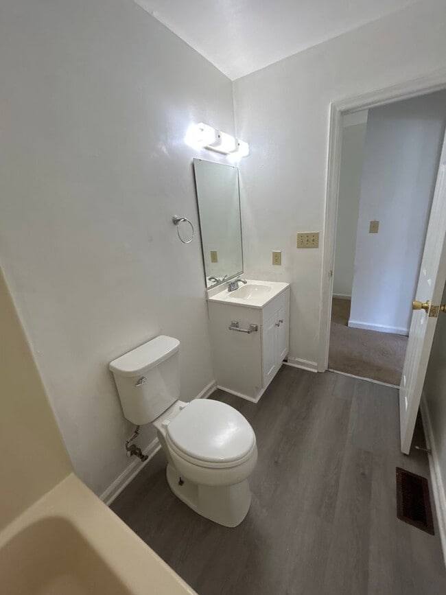 Building Photo - North West 2 bed 1 bath