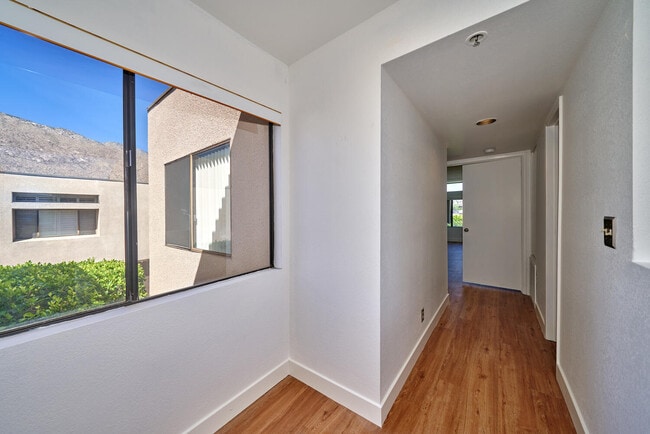 Building Photo - 414 Village Square N