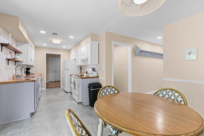 Building Photo - 3 Bedroom Furnished in Oldham County