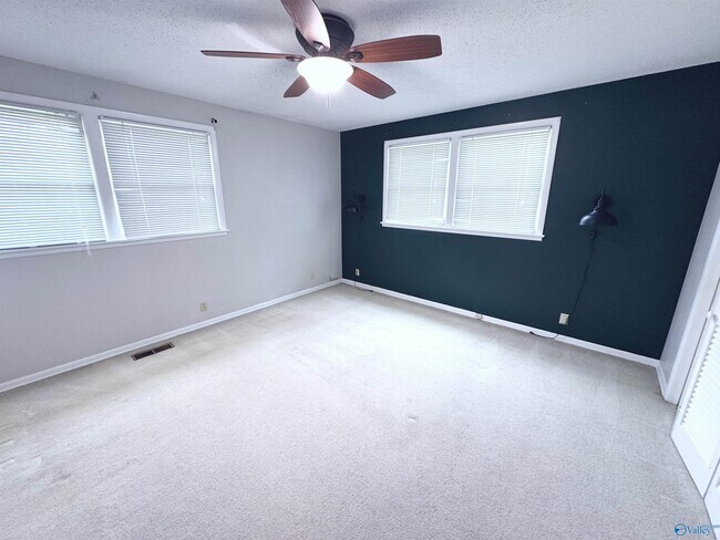 Building Photo - 11406 Crestfield Dr SE