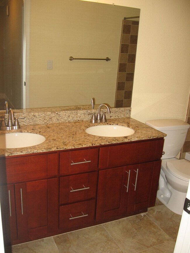 Building Photo - 2x2 unit