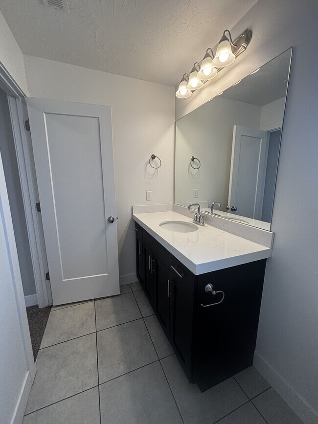 Building Photo - 1373 E Bell Buoy Way