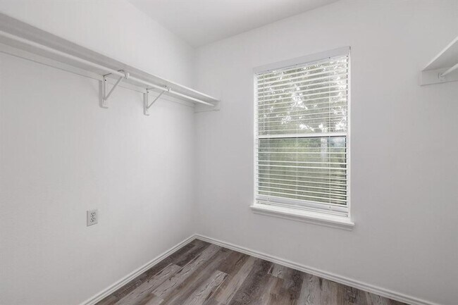 Building Photo - Beautiful 4 bd/2 ba renovated home in Sout...
