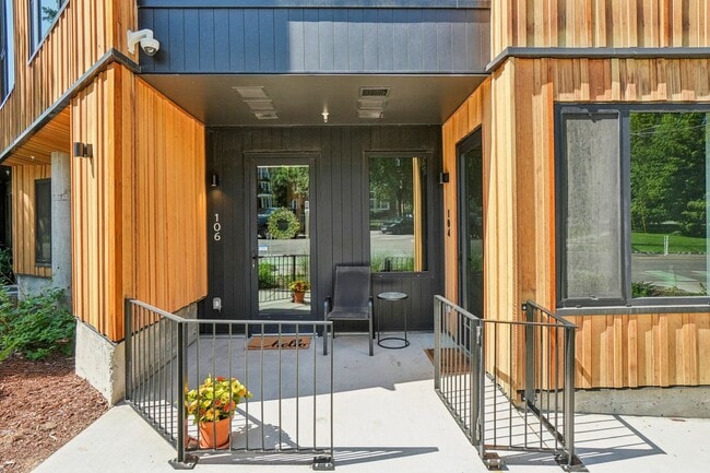 Building Photo - Urban 1-bedroom/ 1-bath Corner Unit in City Park West - **Offering 4 weeks free!**