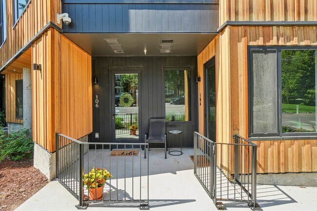 Building Photo - Urban 1-bedroom/ 1-bath Corner Unit in City Park West