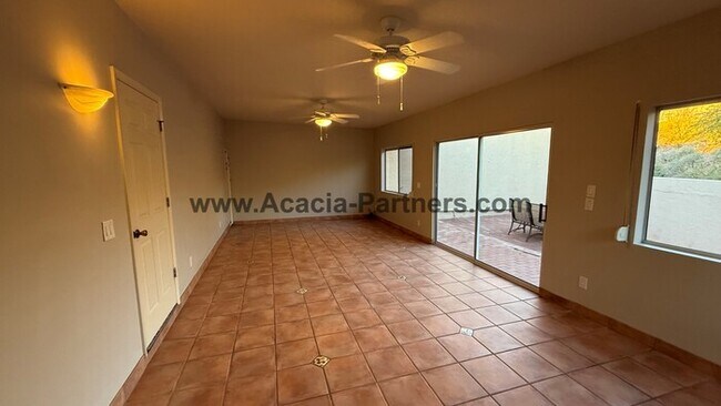 Building Photo - Three Bedroom Townhome