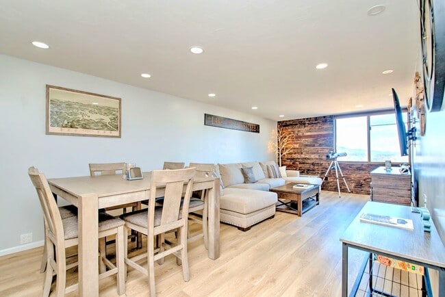 Building Photo - Cedar Lodge 305