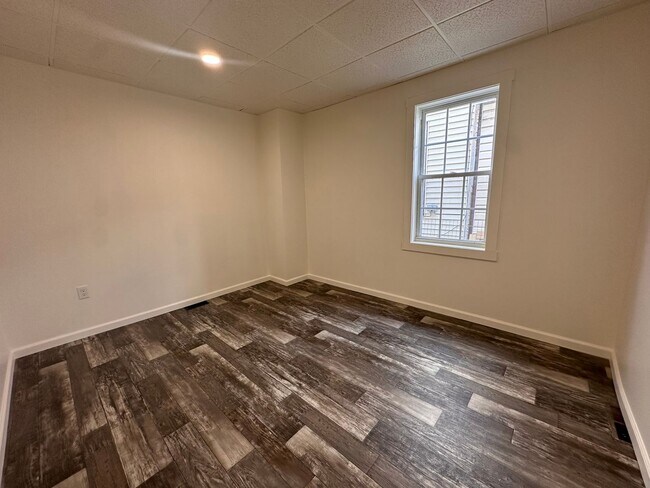 Building Photo - 324 N 11th St