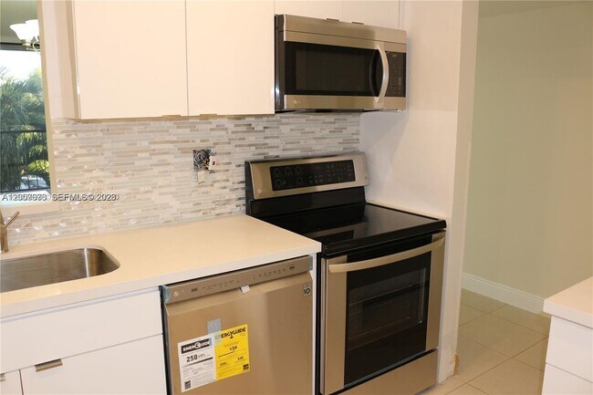 Building Photo - 8005 SW 107th Ave