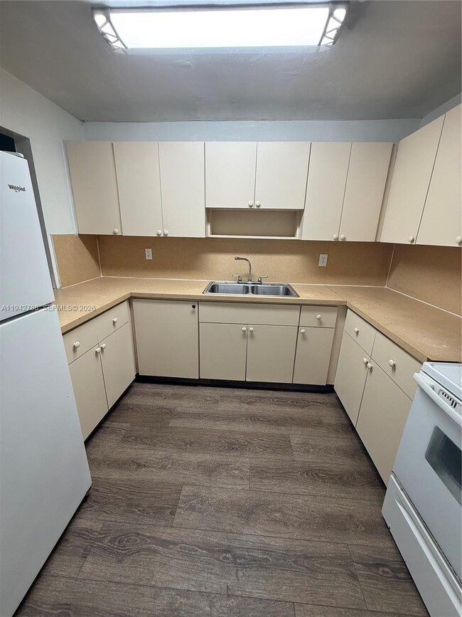 Building Photo - 1085 W 68th St