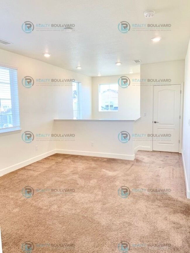 Building Photo - Half Month Free Rent! Gorgeous, 4 Bedroom ...