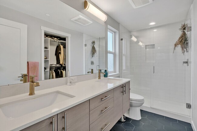 Building Photo - 3bed/2.5 Bath Modern Comfort Meets Elegant Design