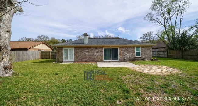 Building Photo - Beautiful Home with Large Fenced-In Backya...