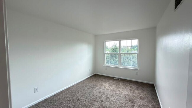 Building Photo - 1071 King Way