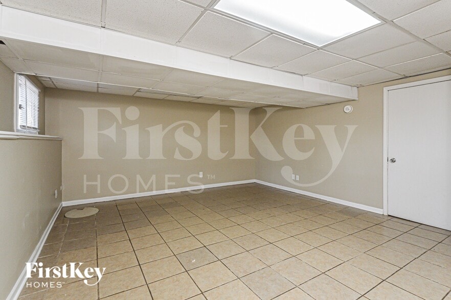 Building Photo - 611 W Oakwood Dr
