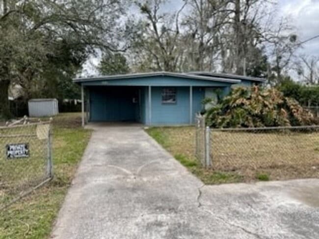 Primary Photo - Spacious 3 bedroom 1 bathroom home with ni...