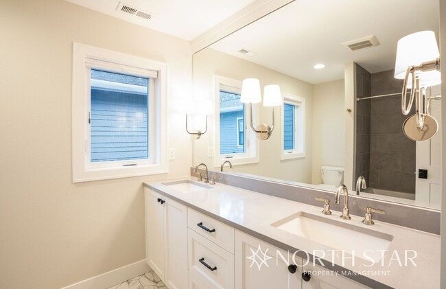 Building Photo - Newer Duplex in the Heart of Lake Oswego.