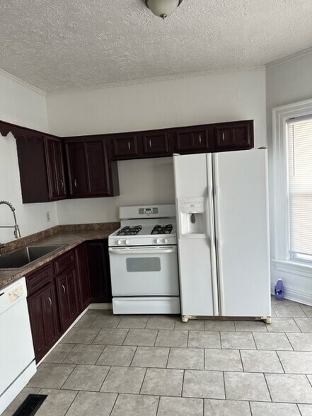 Building Photo - 83 Laburnam Cres