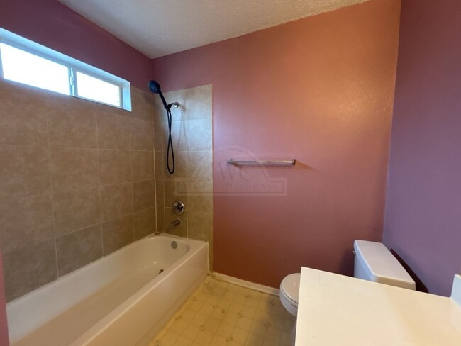 Building Photo - **2 WEEK FREE RENT***3103 Thoroughbred, Ki...