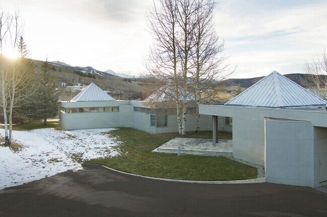 Building Photo - 821 Cluny Rd