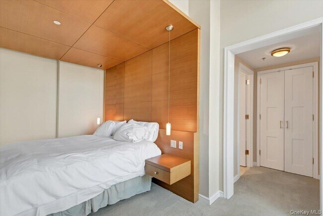 Building Photo - 1 Renaissance Square