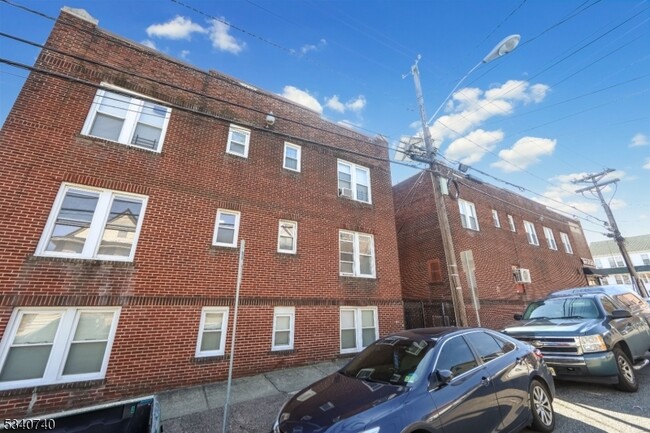 Building Photo - 1109 Main St