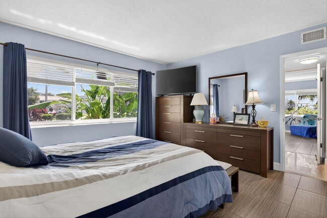 Building Photo - 999 N Riverside Dr