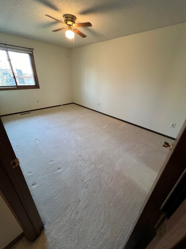 Building Photo - 5 Golden Oak Dr