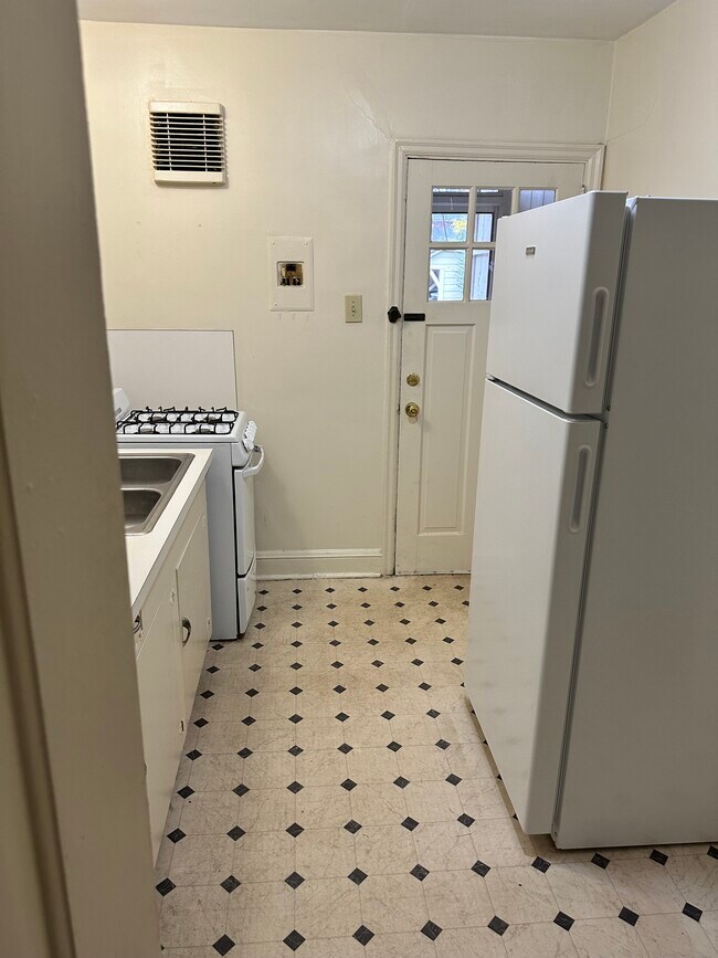 Kitchen - 240 S Laurel Ave