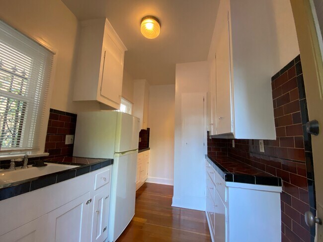 Building Photo - 1622 N Serrano Ave