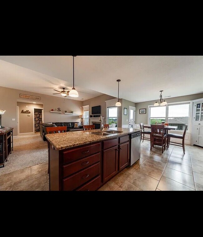 Building Photo - 5610 Abercorn Dr