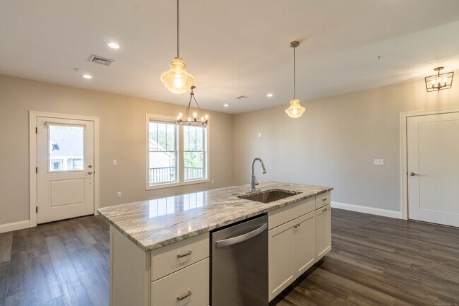Building Photo - 502 Edgewater Cir