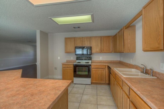 Building Photo - 15353 Oconto Dr