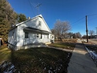 Building Photo - Recently Renovated 3 Bedroom 1 Bath Single...