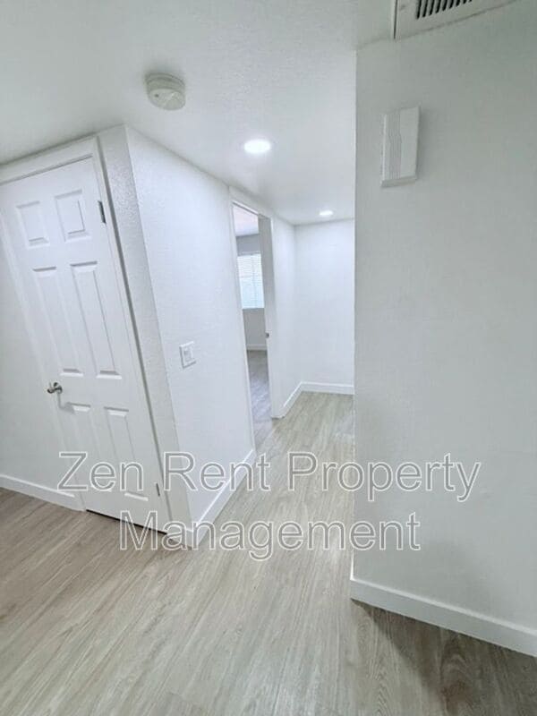 Building Photo - 1044 E Harmony Ave