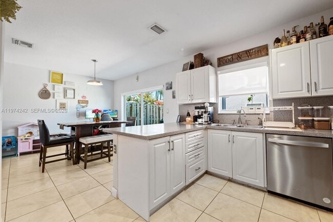 Building Photo - 930 SW 147th Ct