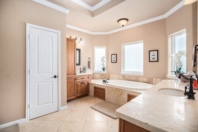 Building Photo - 1333 N Meyer Ave