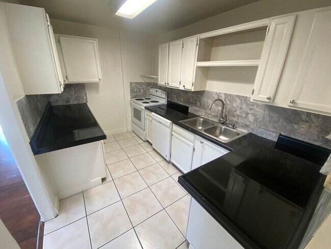 Building Photo - Prime Location, Great Lifestyle!